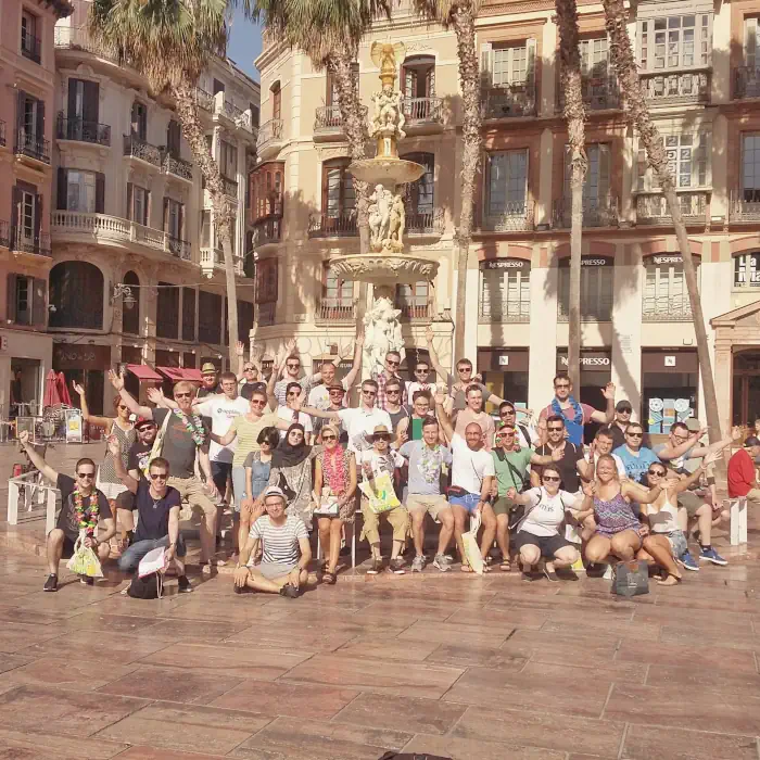 Foto muestra un grupo al inicio de su búsqueda del tesoro. Eventos corporativos y gincanas urbanas para empresas e incentivos en Málaga ¡Experiencia el centro histórico en nuestras gincanas urbanas más originales!