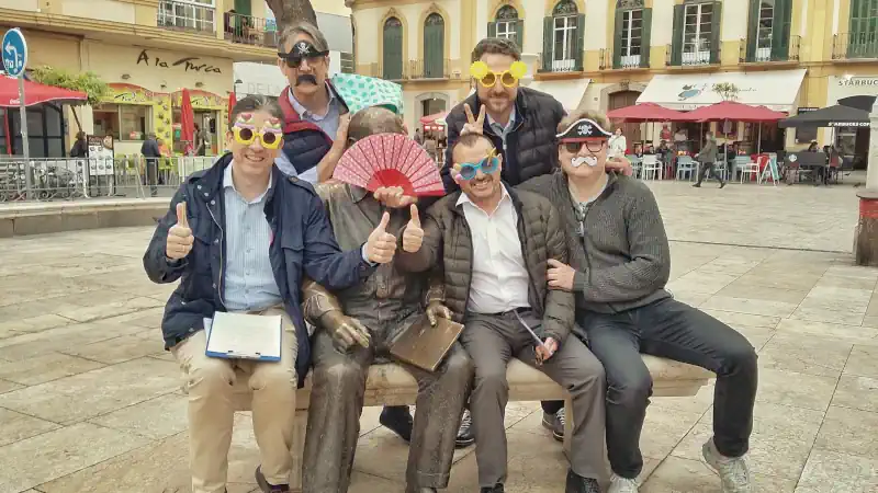 Foto muestra un grupo en la estación creativa con Pablo Picasso. Eventos corporativos y gincanas urbanas para empresas e incentivos en Málaga ¡Experiencia el centro histórico en nuestras gincanas urbanas más originales!