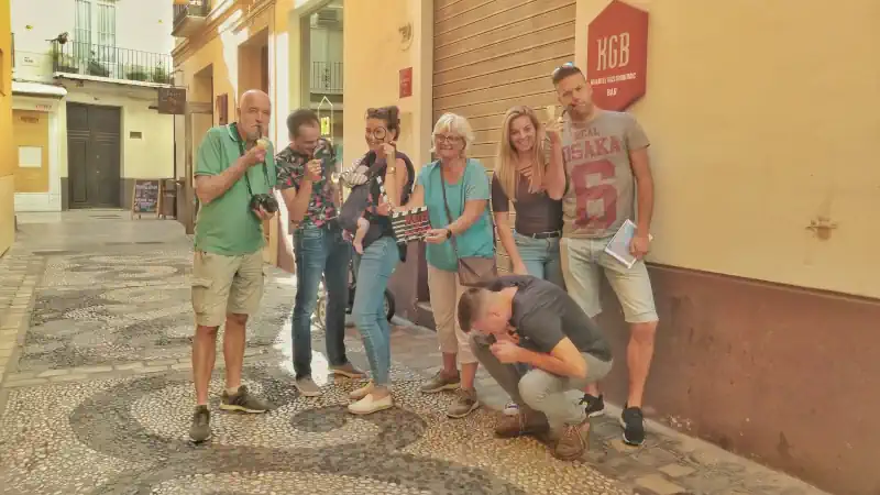 Imagen muestra otro grupo al inicio de su aventura "El asesinato de Picasso". Eventos corporativos y gincanas urbanas para empresas e incentivos en Málaga ¡Experiencia el centro histórico en nuestras gincanas urbanas más originales!