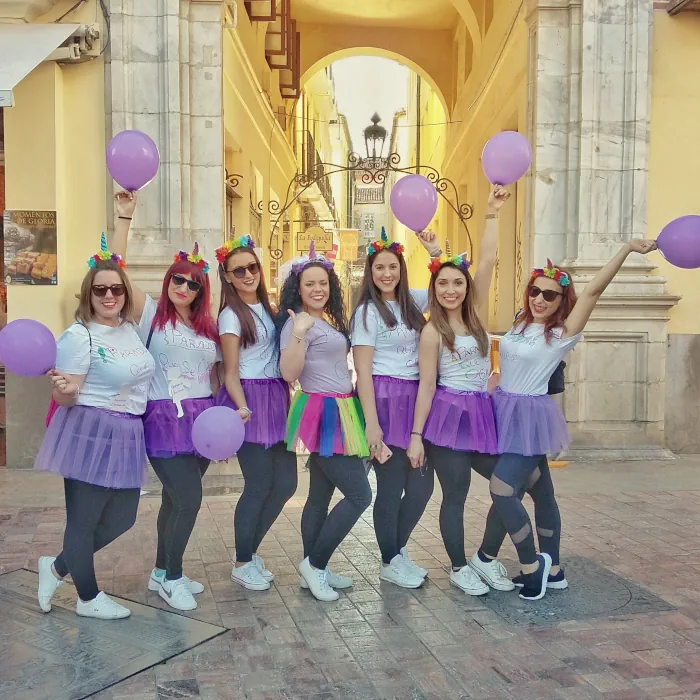 Bild zeigt eine Gruppe an JGA Mädels am Startpunkt Plaza de la Constitucion. Entdecke Malaga auf unseren Abenteuern für einen unvergesslichen Junggesellinnenabschied in Malaga