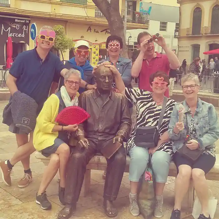Bild zeigt eine Gruppe von Gästen bei unserer Kreativstation mit Pablo Picasso in Malaga. Entdecke auch du die Sehenswürdigkeiten und Attraktionen von Malaga auf unserer GPS-Schatzsuche.