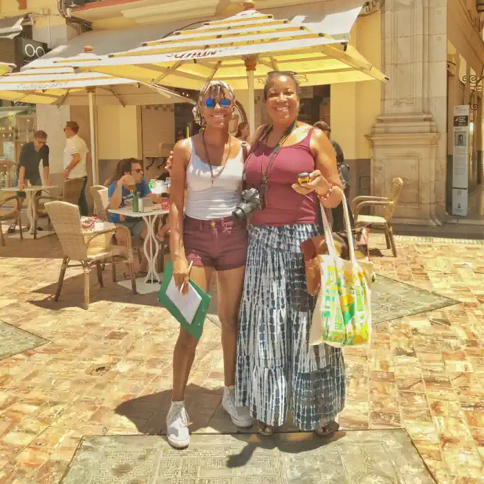 Bild zeigt zwei Gäste bei der Begrüßung zu unserer Schatzsuche auf dem Plaza de la Constitución in Malaga. Entdecke auch du die Sehenswürdigkeiten und Attraktionen von Malaga auf unserer GPS-Schatzsuche.