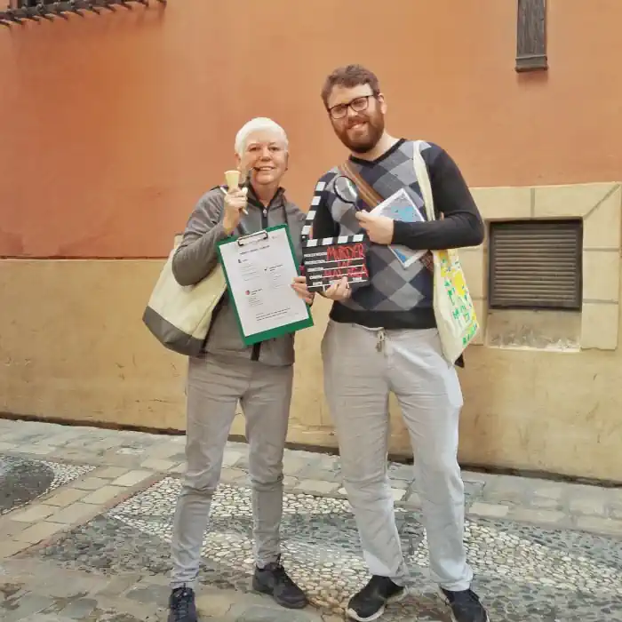 Bild zeigt 2 Gäste bei der Begrüßung zu unserem Abenteuer-Urlaub Altstadt Krimi in Malaga.