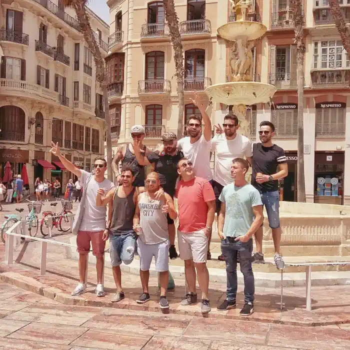 Bild zeigt eine Gruppe an JGA Jungs am Startpunkt Plaza de la Constitucion. Entdecke Malaga auf unseren Abenteuern für einen unvergesslichen Junggesellenabschied in Malaga
